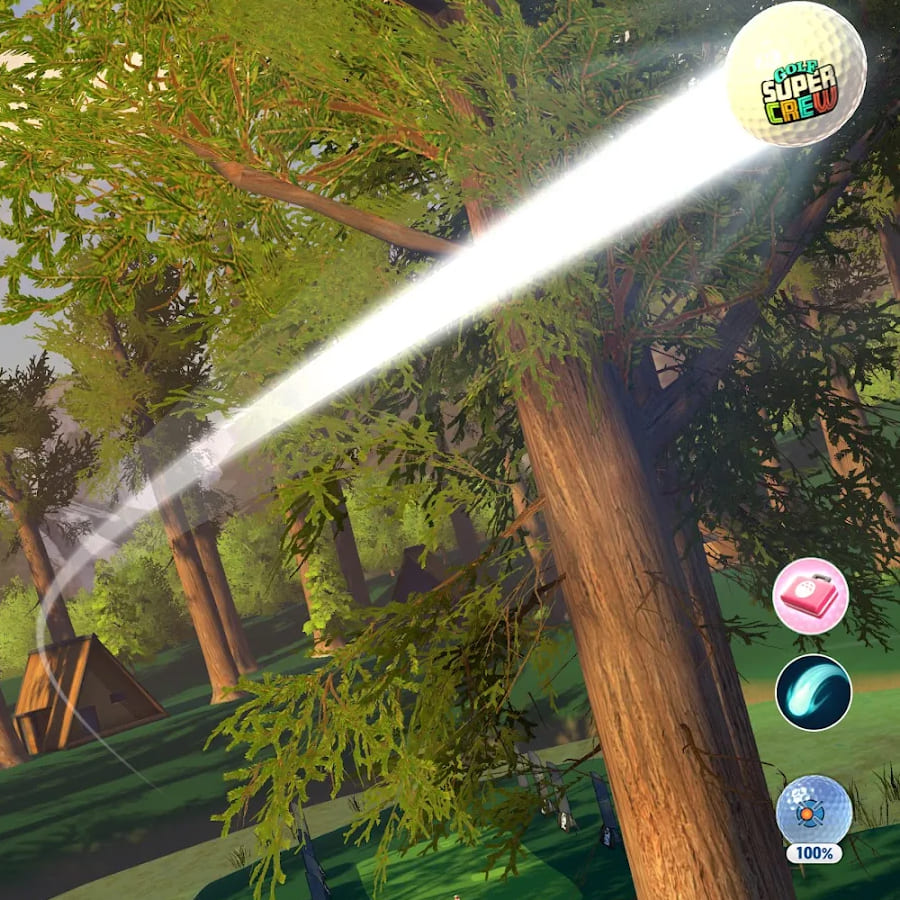 Strzał przez gęste drzewa na leśnym polu Golf Super Crew